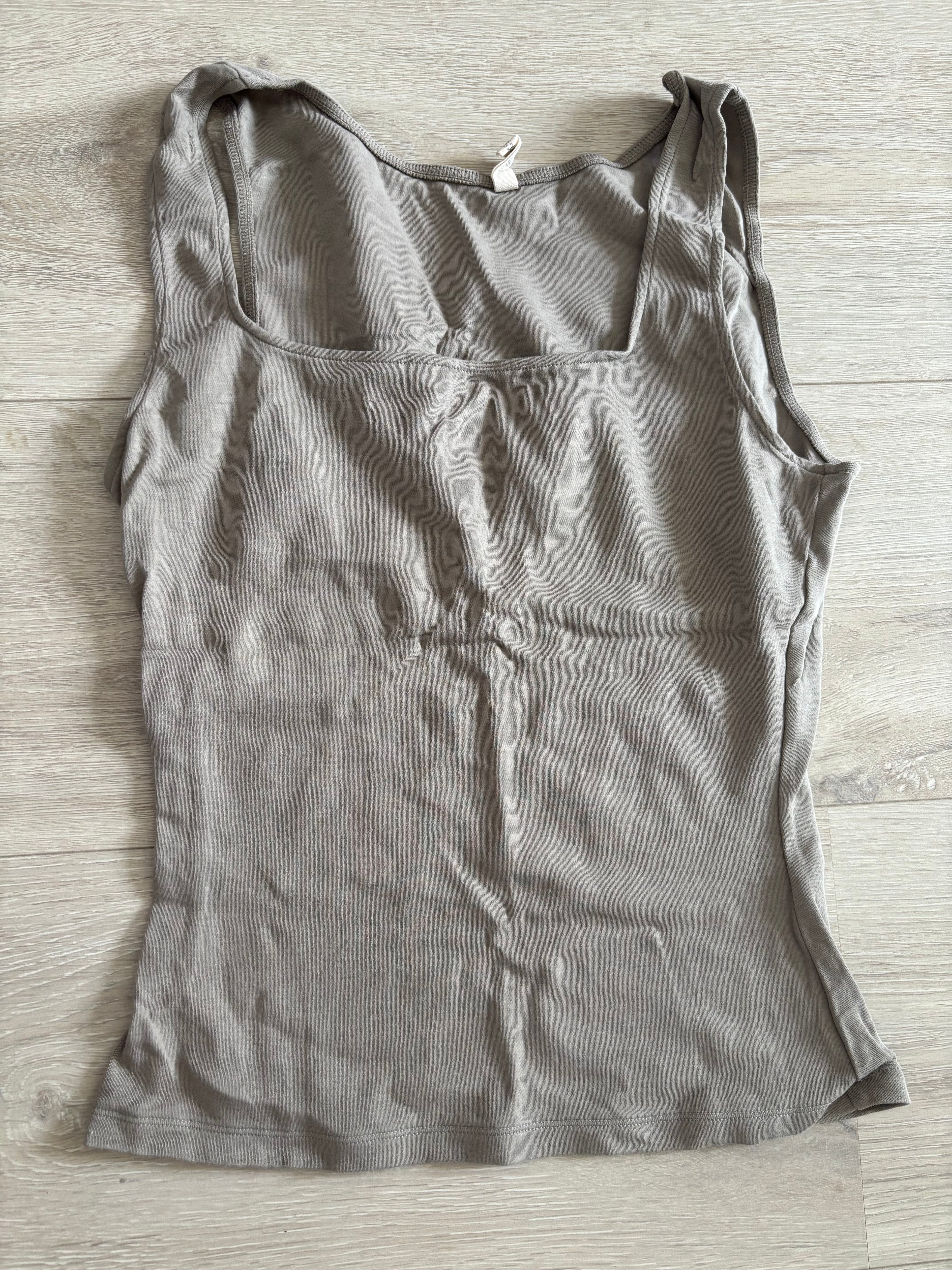 Creamy Fabrics Top in Taupe / Greige mit eckigem Ausschnitt – Gr. S