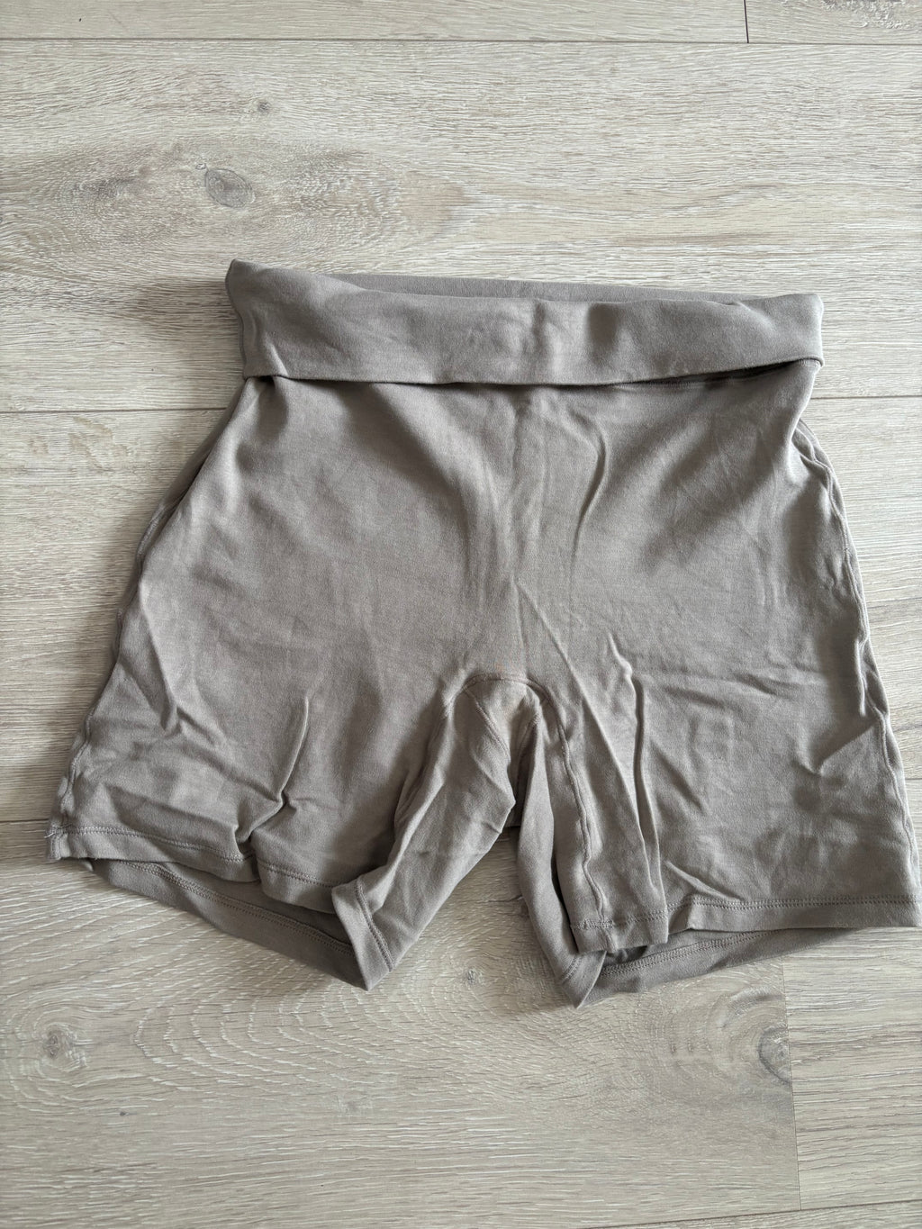 Creamy Fabrics High-Waist Shorts in Taupe – Gr. M