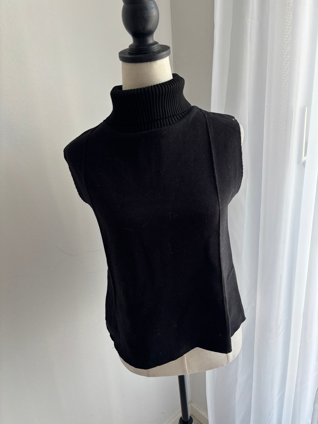 Yukimay New York ärmelloses Rollkragen-Top Schwarz – Gr. M