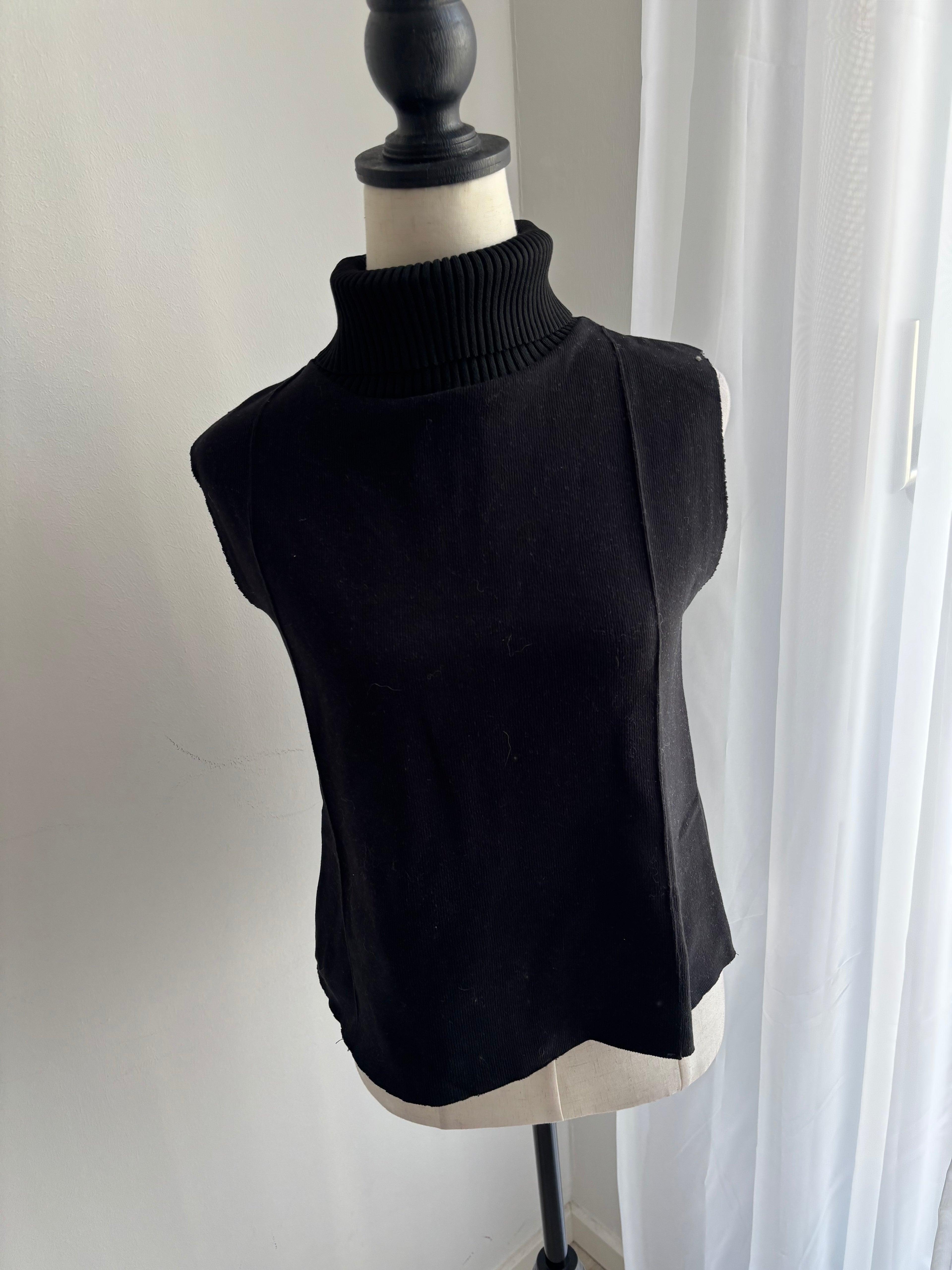 Yukimay New York ärmelloses Rollkragen-Top Schwarz – Gr. M