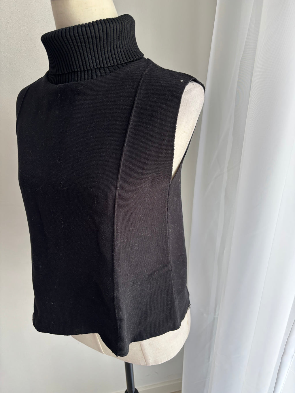 Yukimay New York ärmelloses Rollkragen-Top Schwarz – Gr. M