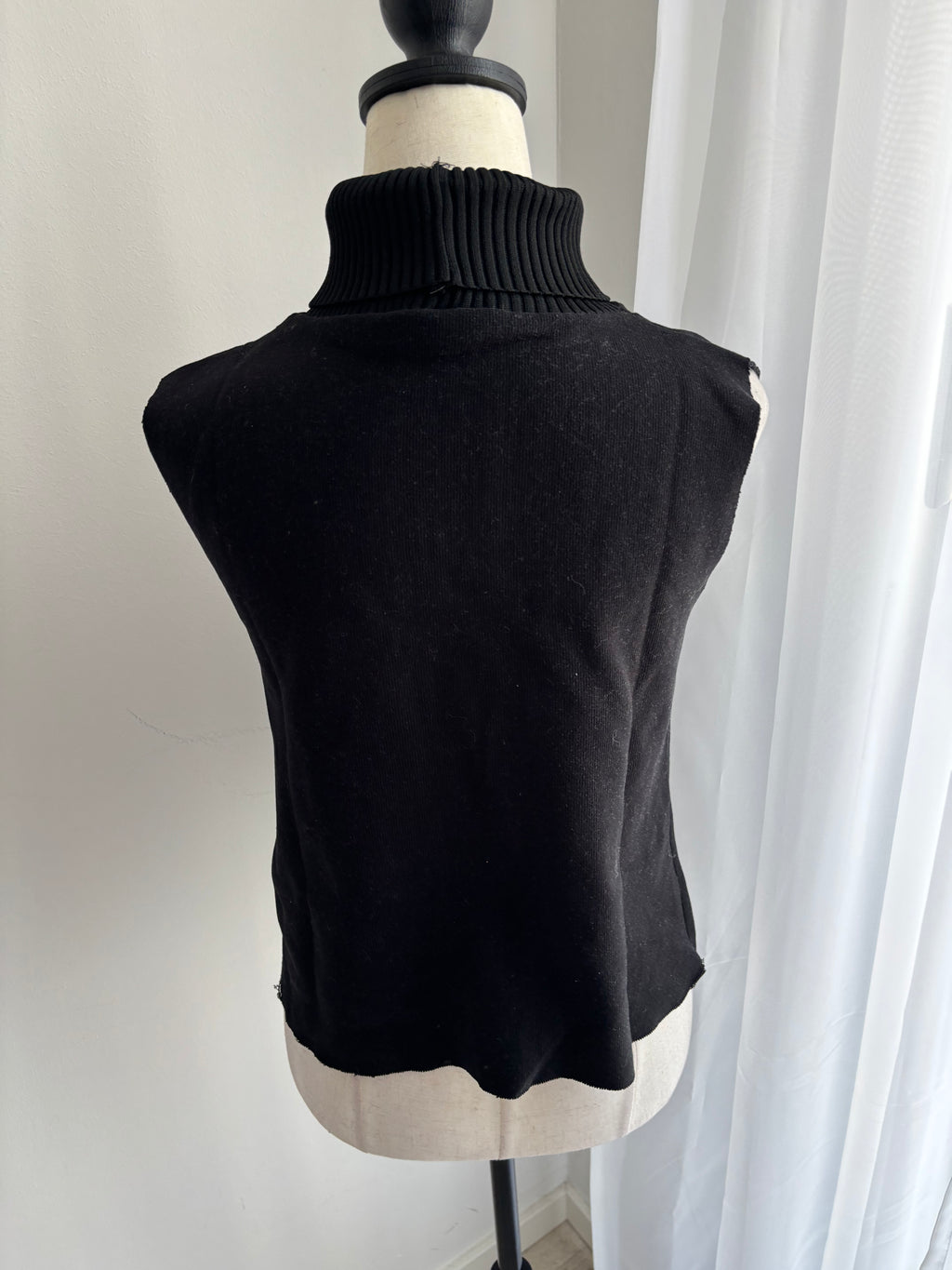 Yukimay New York ärmelloses Rollkragen-Top Schwarz – Gr. M