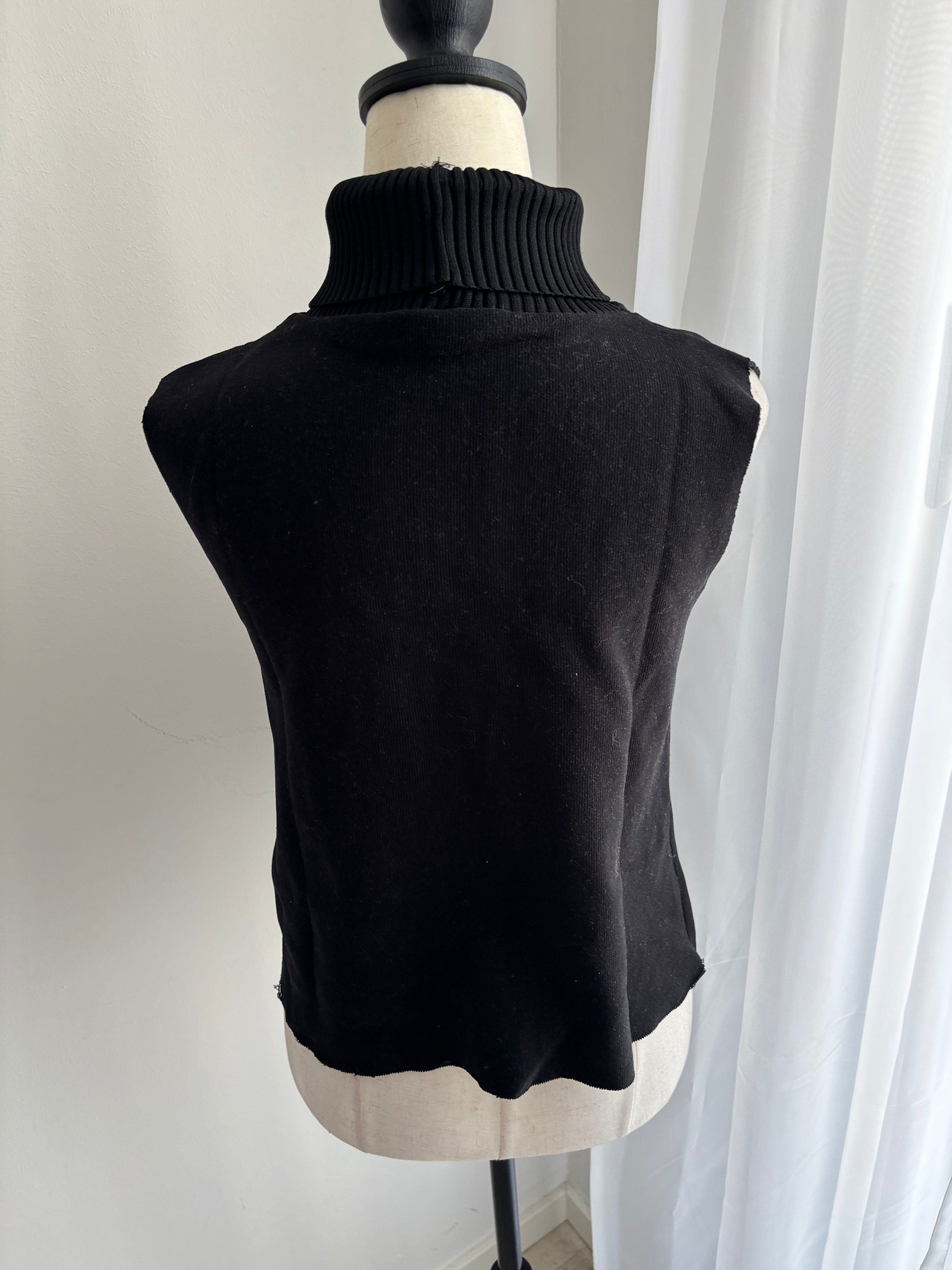 Yukimay New York ärmelloses Rollkragen-Top Schwarz – Gr. M