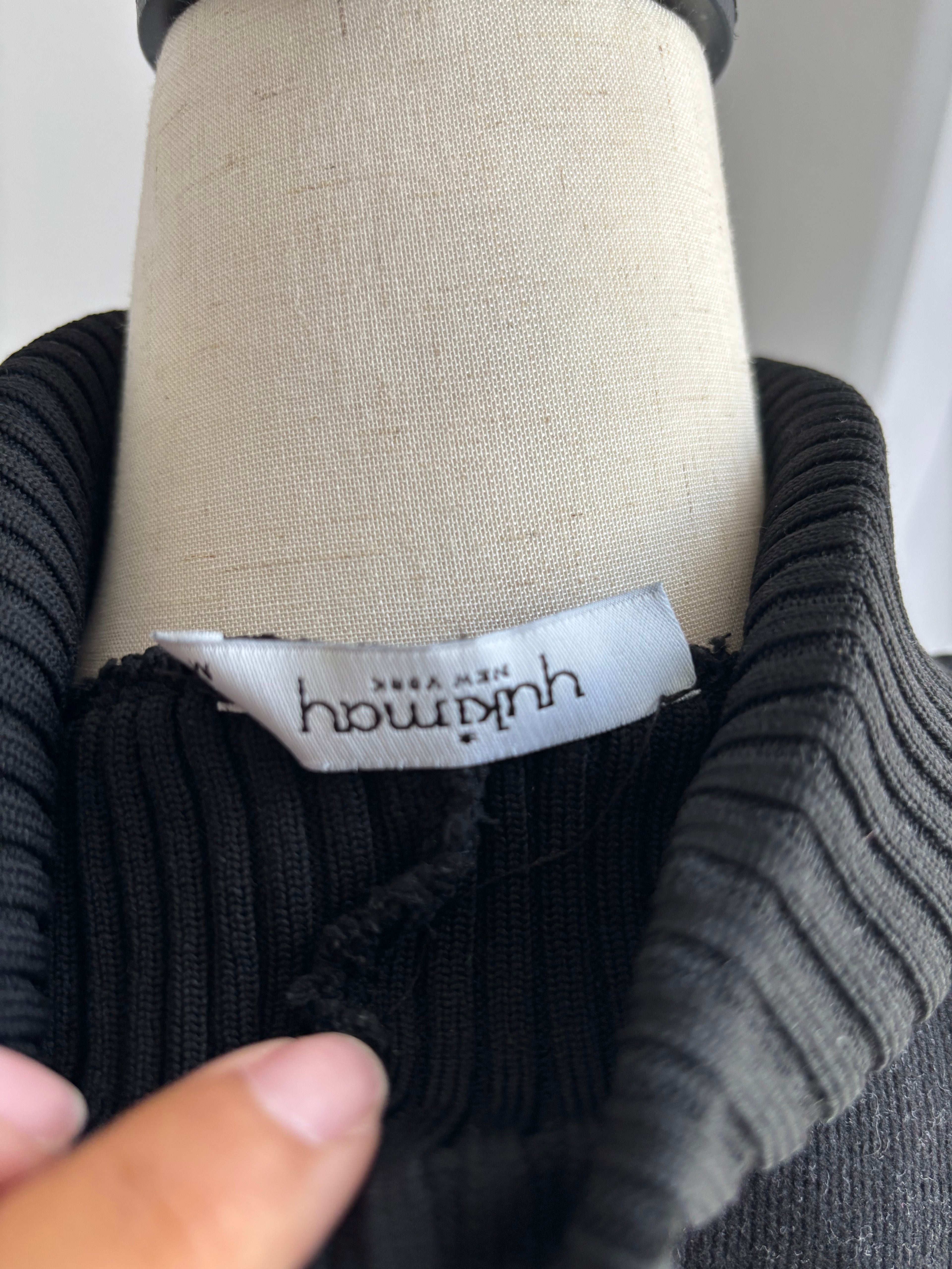 Yukimay New York ärmelloses Rollkragen-Top Schwarz – Gr. M