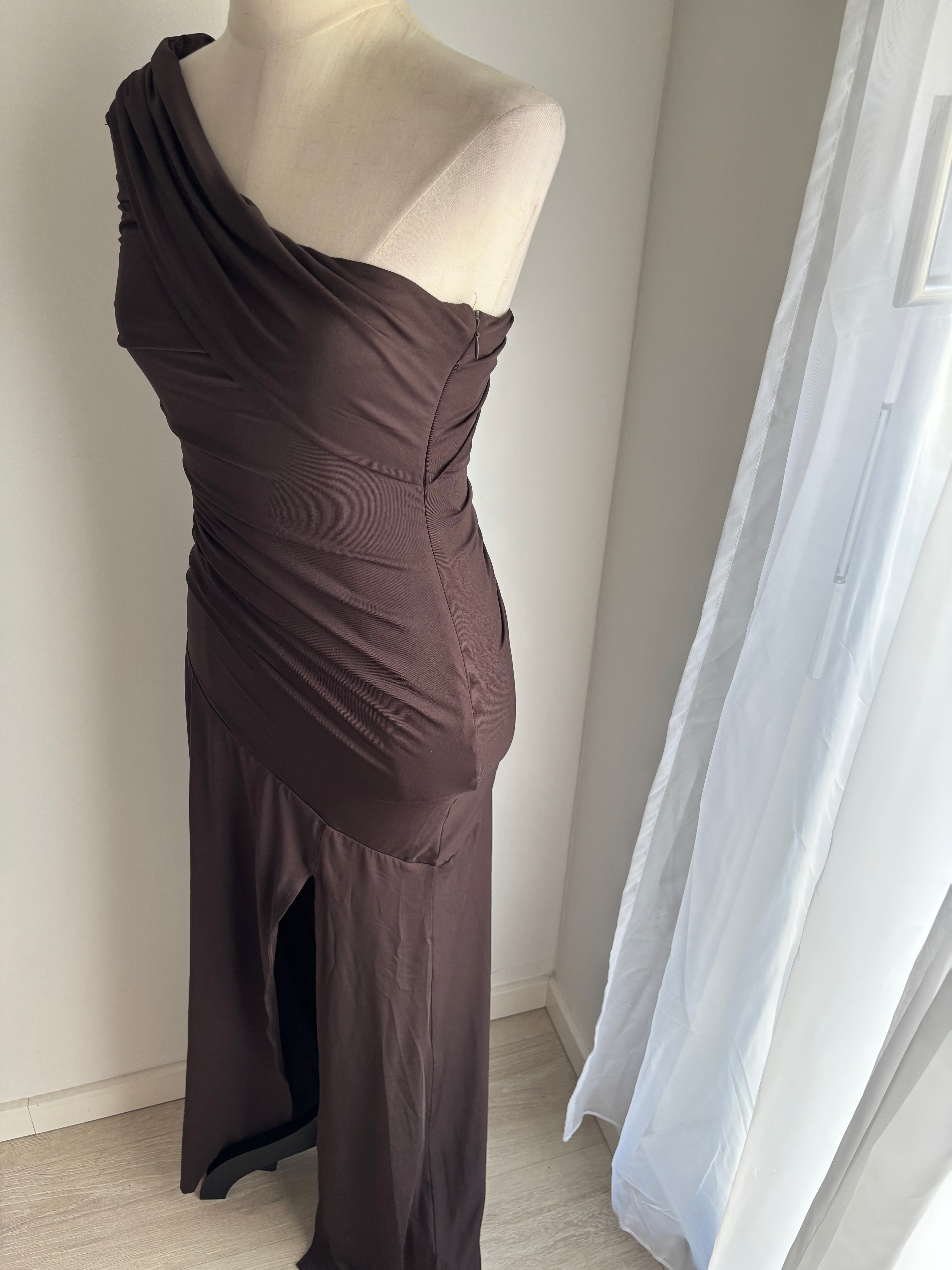 Showpo One-Shoulder Maxikleid Braun – Drapiert – Gr. 36