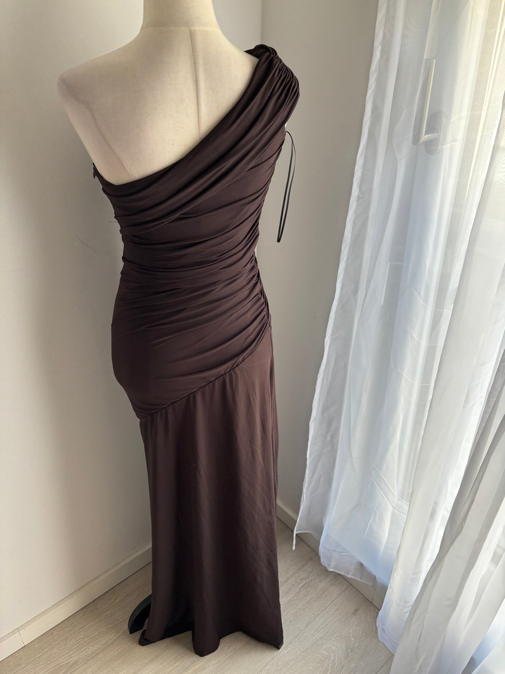Showpo One-Shoulder Maxikleid Braun – Drapiert – Gr. 36