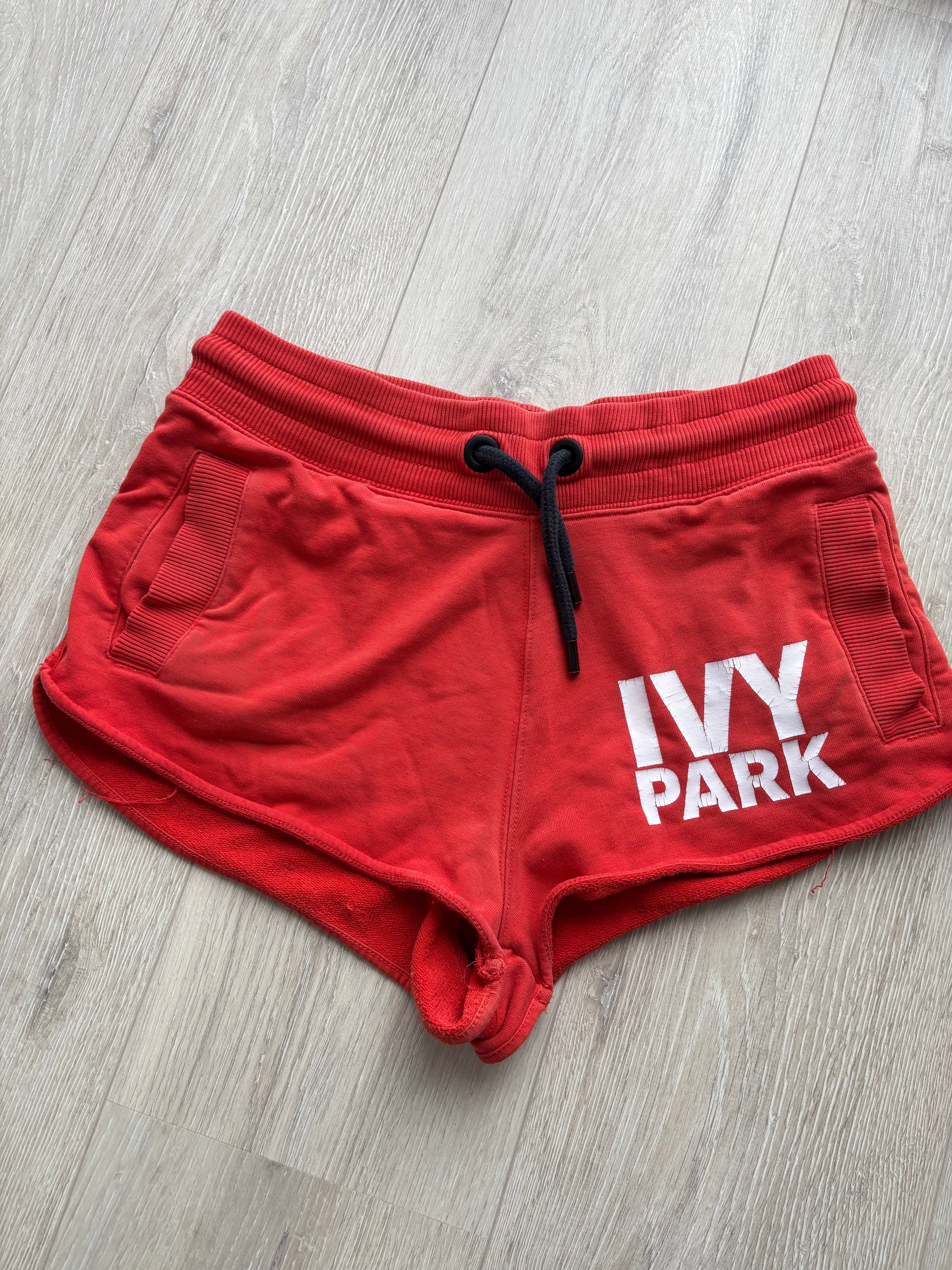 IVY PARK Damen Sweatshorts Rot Gr. XS – Sport & Freizeit