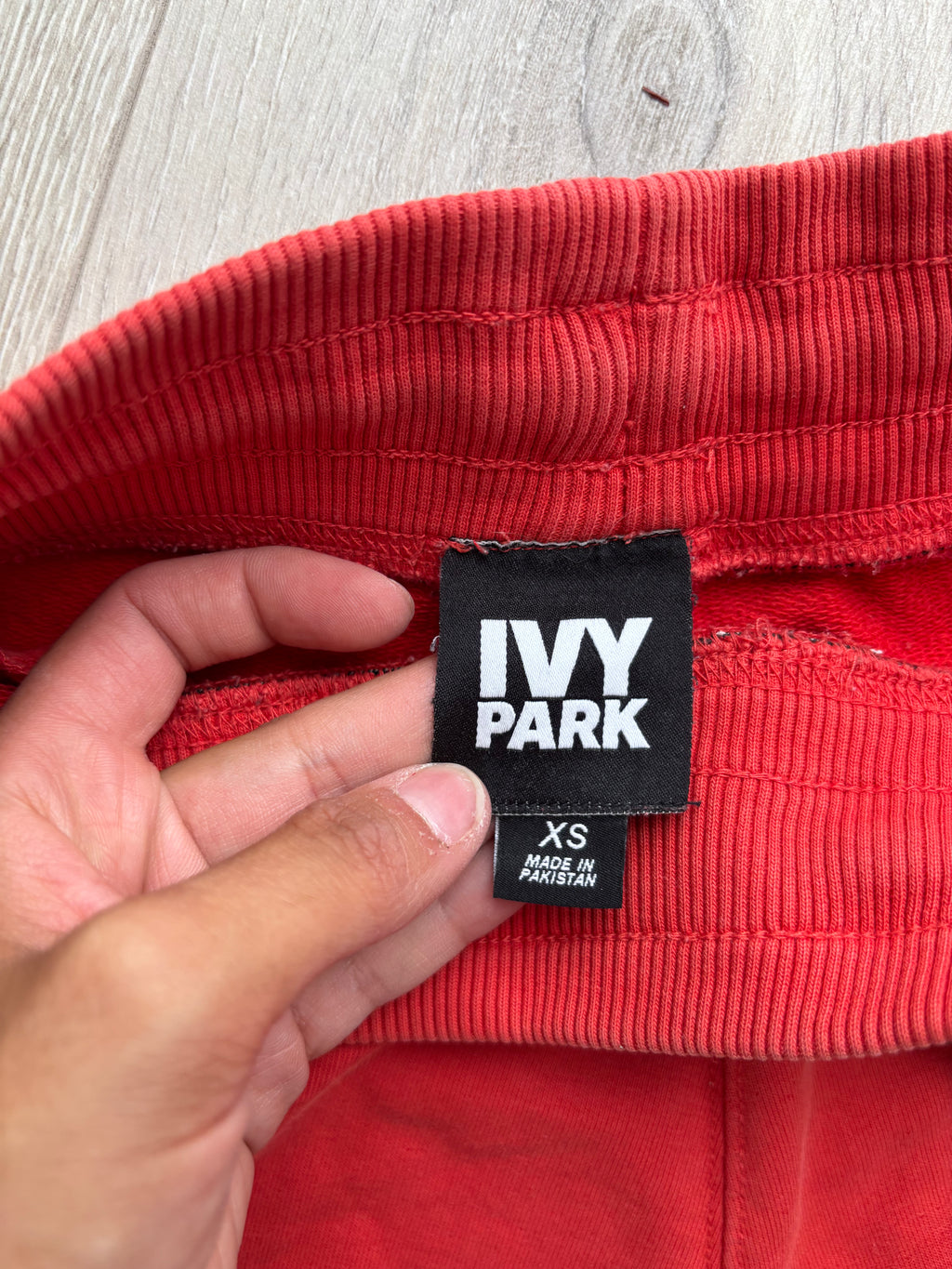 IVY PARK Damen Sweatshorts Rot Gr. XS – Sport & Freizeit