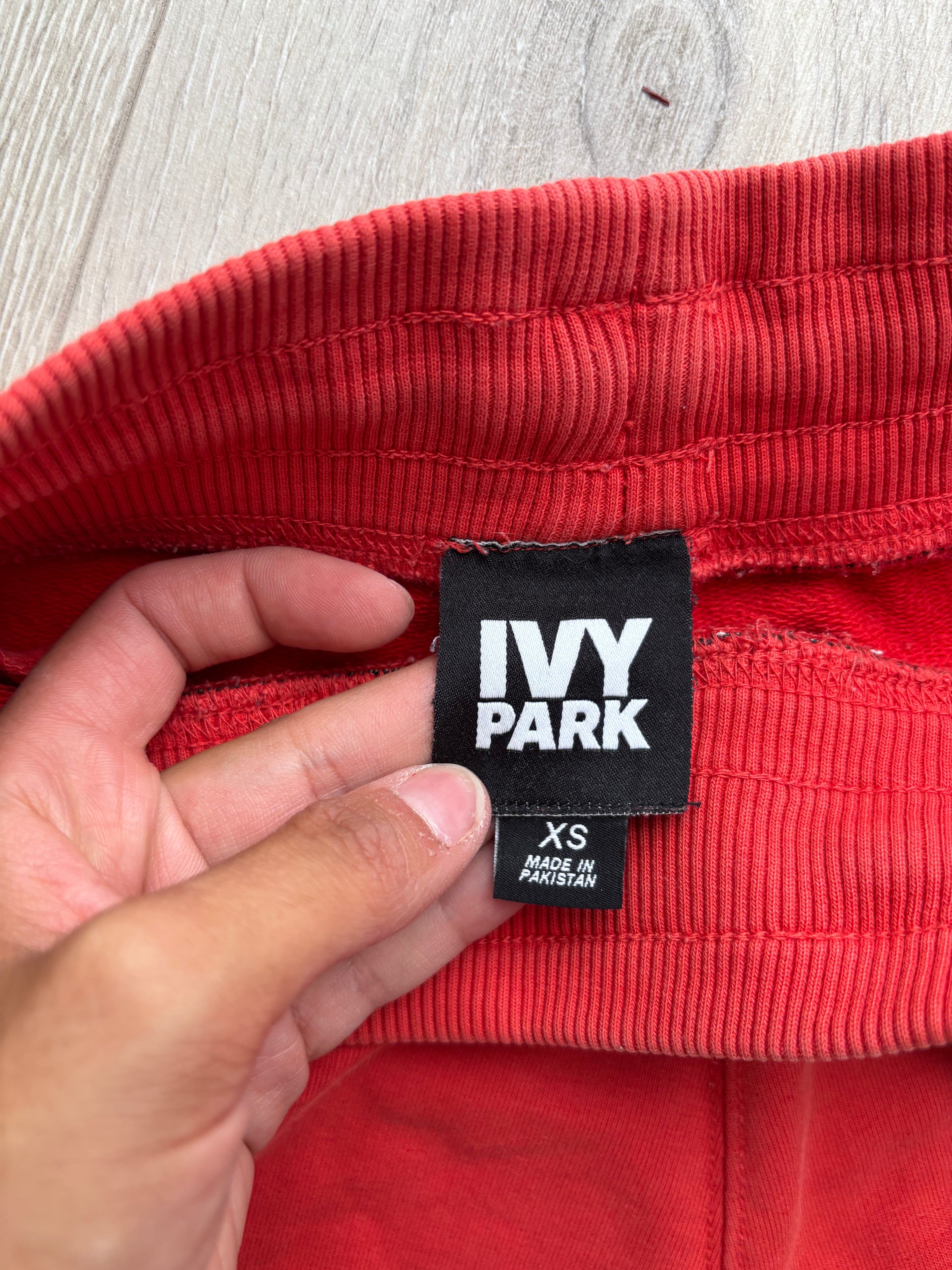 IVY PARK Damen Sweatshorts Rot Gr. XS – Sport & Freizeit