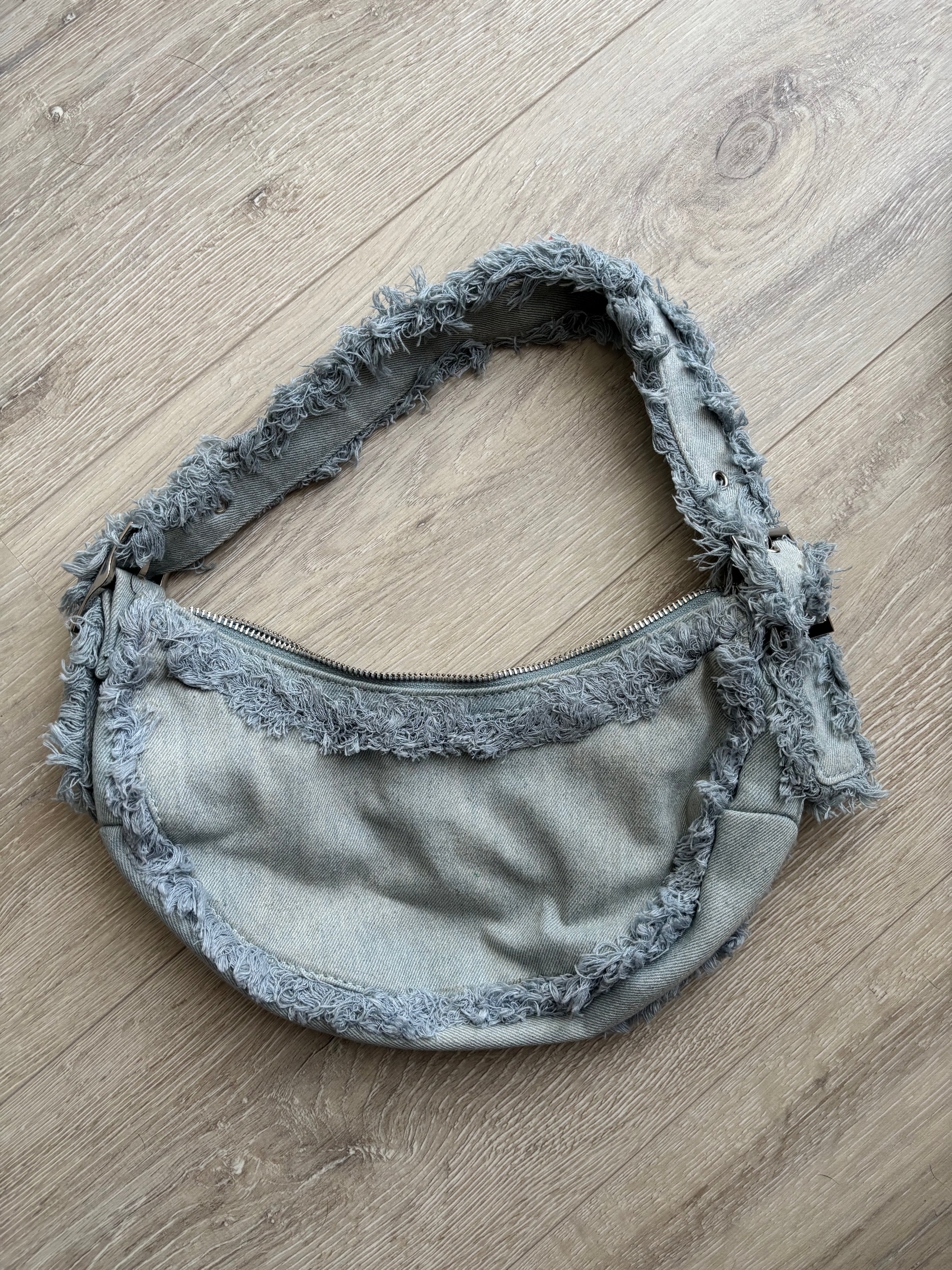 Bershka Schultertasche Hellblau | Denim-Look | Y2K | Fransen